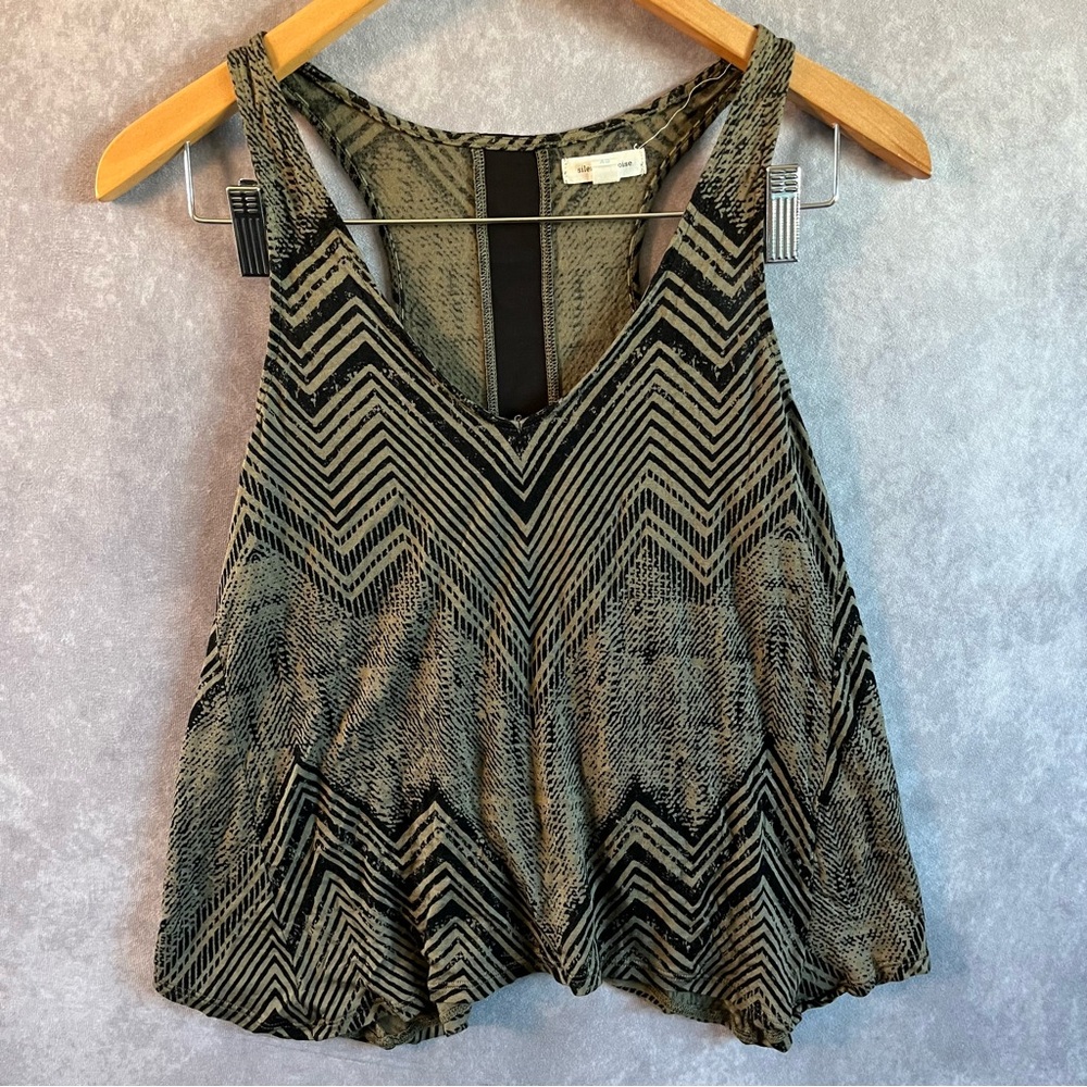 Silence and Noise Tank Top V Neck Green w/ Black Chevron Pattern Crop Top Sz XS